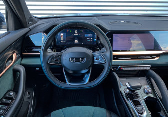 Подержанный автомобиль Geely Monjaro 2023 года (14 фото)