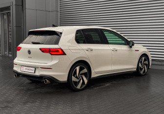 Подержанный автомобиль Volkswagen Golf GTI Hatchback 2021 года (4 фото)