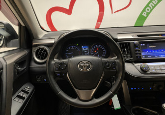 Подержанный автомобиль Toyota RAV4 2017 года (11 фото)