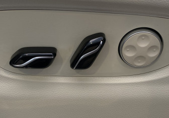 Подержанный автомобиль Voyah Dream 2023 года (18 фото)