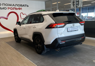 Подержанный автомобиль Toyota RAV4 2021 года (6 фото)