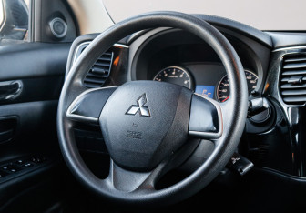 Подержанный автомобиль Mitsubishi Outlander 2021 года (19 фото)