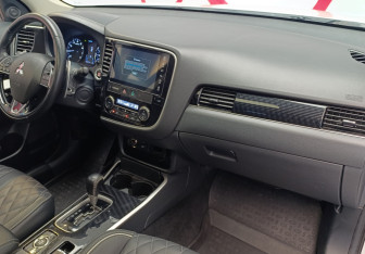 Подержанный автомобиль Mitsubishi Outlander 2022 года (7 фото)