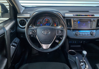 Подержанный автомобиль Toyota RAV4 2013 года (13 фото)
