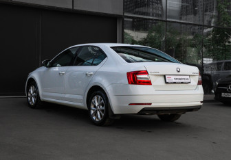 Подержанный автомобиль Skoda Octavia Liftback 2017 года (6 фото)