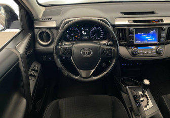 Подержанный автомобиль Toyota RAV4 2017 года (15 фото)