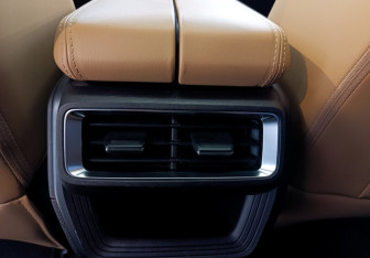 Подержанный автомобиль Geely Okavango 2023 года (11 фото)