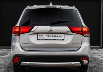 Подержанный автомобиль Mitsubishi Outlander 2018 года (6 фото)