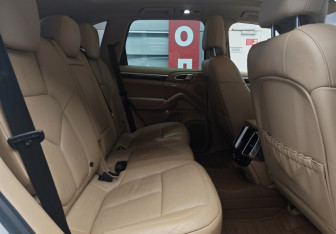 Подержанный автомобиль Porsche Cayenne 2013 года (7 фото)