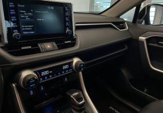 Подержанный автомобиль Toyota RAV4 2021 года (15 фото)
