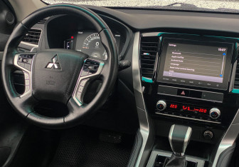 Подержанный автомобиль Mitsubishi Montero Sport 2022 года (11 фото)
