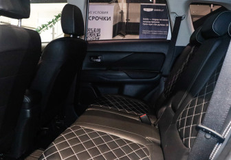 Подержанный автомобиль Mitsubishi Outlander 2022 года (8 фото)