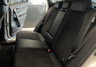 Подержанный автомобиль Toyota RAV4 2022 года (8 фото)