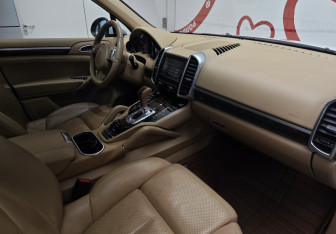 Подержанный автомобиль Porsche Cayenne 2013 года (9 фото)
