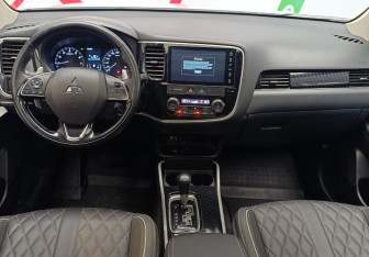 Подержанный автомобиль Mitsubishi Outlander 2022 года (9 фото)