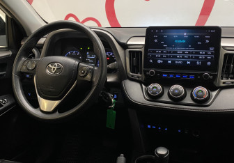 Подержанный автомобиль Toyota RAV4 2016 года (9 фото)
