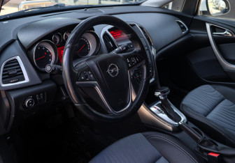 Подержанный автомобиль Opel Astra Sedan 2013 года (12 фото)