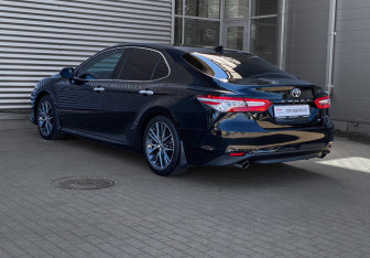 Подержанный автомобиль Toyota Camry Sedan 2023 года (7 фото)