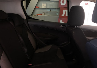 Подержанный автомобиль Peugeot 308 Hatchback 2011 года (8 фото)