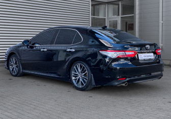 Подержанный автомобиль Toyota Camry Sedan 2023 года (7 фото)