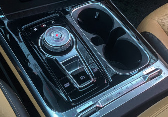Подержанный автомобиль Kia Carnival 2020 года (16 фото)