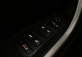 Подержанный автомобиль Peugeot 308 Hatchback 2011 года (19 фото)