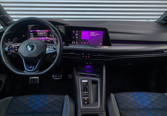 Подержанный автомобиль Volkswagen Golf R Hatchback 2021 года (15 фото)