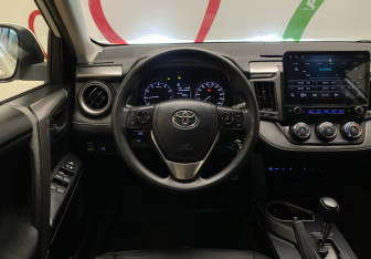 Подержанный автомобиль Toyota RAV4 2016 года (12 фото)