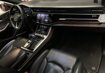 Подержанный автомобиль Audi Q8 2019 года (10 фото)