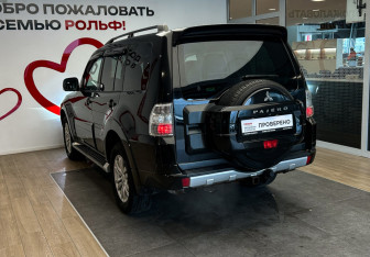 Подержанный автомобиль Mitsubishi Pajero 2011 года (6 фото)
