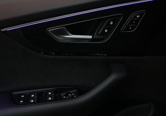 Подержанный автомобиль Audi Q8 2019 года (26 фото)