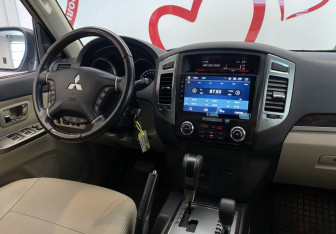 Подержанный автомобиль Mitsubishi Pajero 2019 года (10 фото)