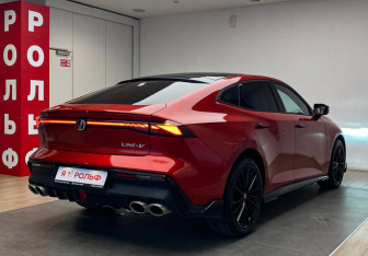 Подержанный автомобиль Changan UNI-V 2023 года (4 фото)