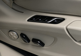 Подержанный автомобиль Voyah Dream 2023 года (10 фото)