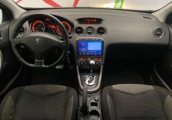 Подержанный автомобиль Peugeot 308 Hatchback 2011 года (11 фото)