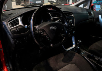 Подержанный автомобиль Kia Ceed Hatchback 2016 года (12 фото)