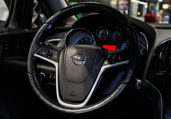 Подержанный автомобиль Opel Astra Hatchback 2014 года (18 фото)