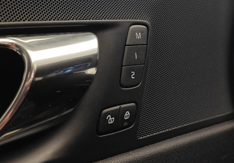 Подержанный автомобиль Volvo XC60 2018 года (13 фото)