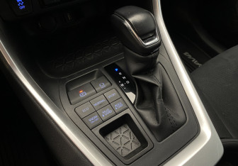 Подержанный автомобиль Toyota RAV4 2021 года (15 фото)
