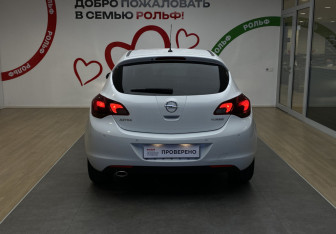 Подержанный автомобиль Opel Astra Hatchback 2012 года (5 фото)