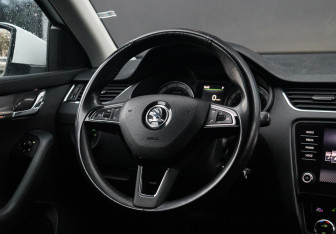 Подержанный автомобиль Skoda Octavia Liftback 2017 года (12 фото)