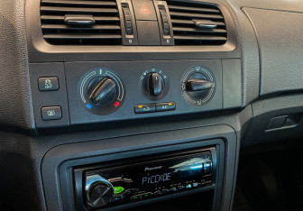 Подержанный автомобиль Skoda Fabia Hatchback 2012 года (11 фото)