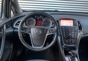Подержанный автомобиль Opel Astra Sedan 2014 года (12 фото)