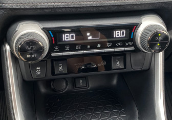 Подержанный автомобиль Toyota RAV4 2022 года (25 фото)