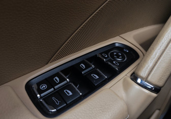 Подержанный автомобиль Porsche Cayenne 2013 года (14 фото)