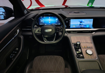 Подержанный автомобиль Geely Monjaro 2025 года (14 фото)