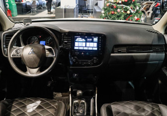 Подержанный автомобиль Mitsubishi Outlander 2022 года (9 фото)