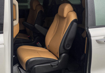 Подержанный автомобиль Kia Carnival 2020 года (10 фото)