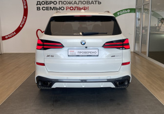 Подержанный автомобиль BMW X5 2025 года (6 фото)