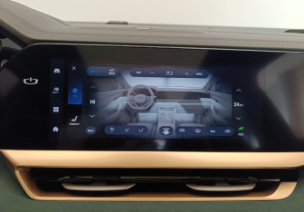 Подержанный автомобиль Geely Monjaro 2023 года (26 фото)